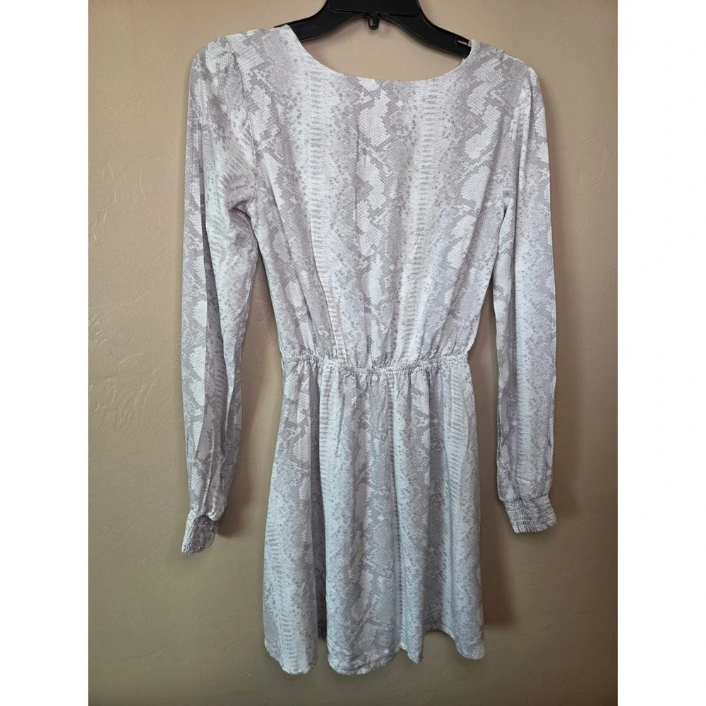 Gianni Bini Grey Snakeskin Print, V-Neck Long Sleeve Mini Dress Sm